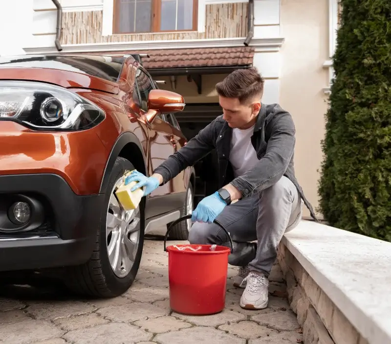 Lavage auto à domicile Alpes Maritimes : professionnel intervenant sur un véhicule